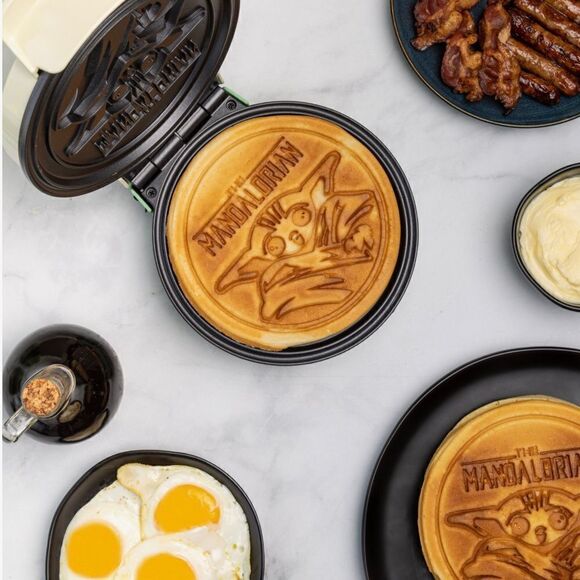 Disney Exclusive Star Wars: The Mandalorian The Child Full Size Waffle Maker NEW - Picture 3 of 8